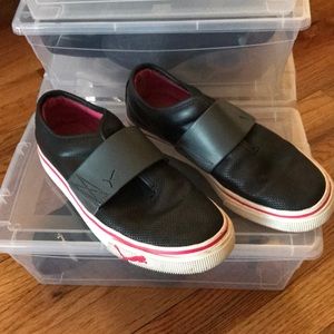 Black PUMA sneakers w/ Pink details..